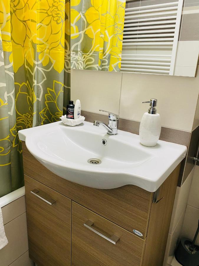 Sellada Apartament - Free Private Parking,Ac,Wi-Fi Carei Eksteriør billede